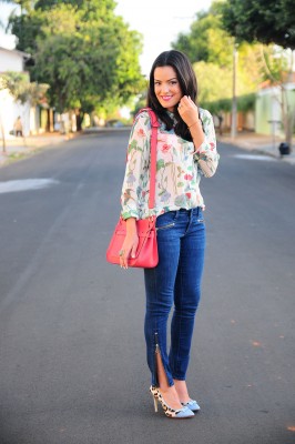 calça jeans com blusa floral