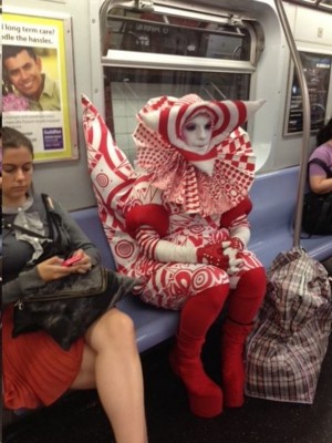 personagem no metro